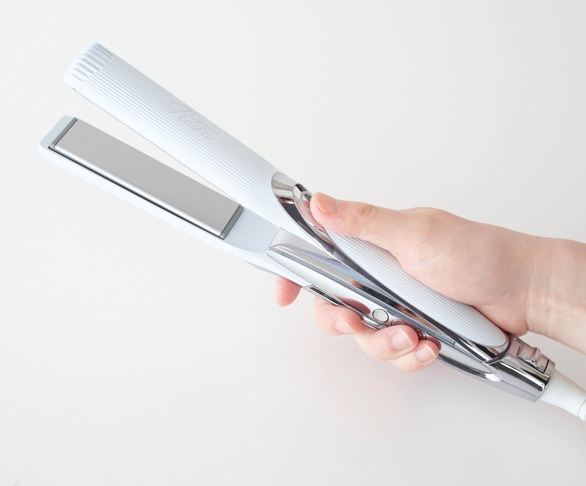 ストレートアイロンを持つ